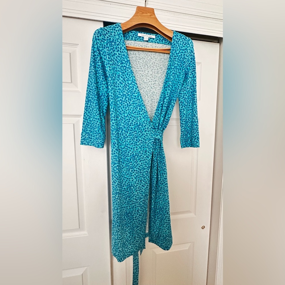 DVF signature jersey silk dress. Size US 8. Runs small. Fits sizes 4 &6